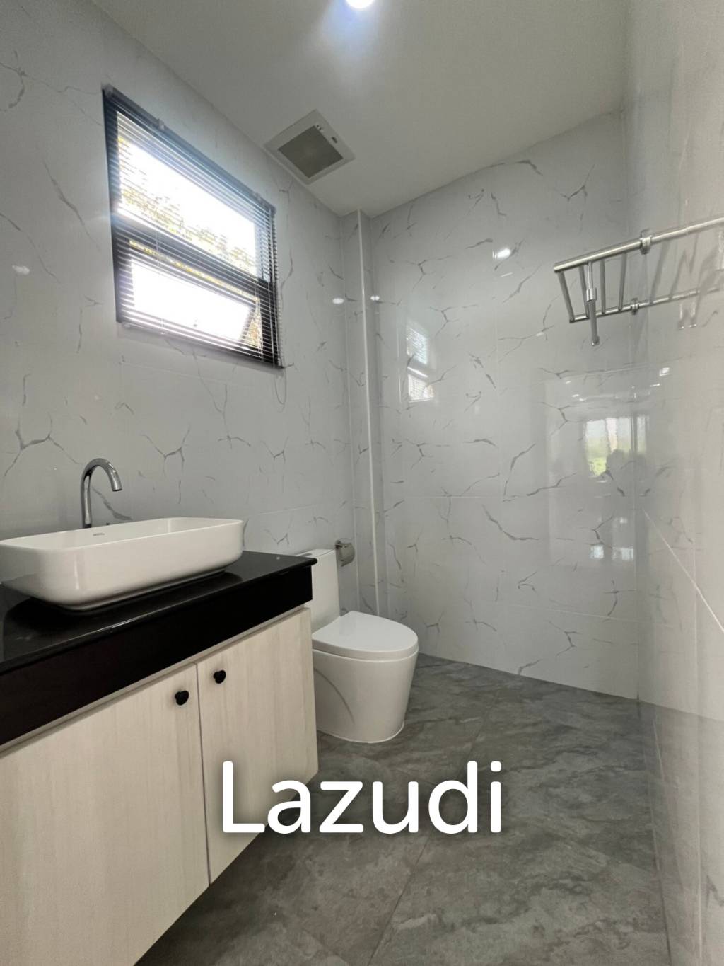Beautiful new 3 bed 4 bath house with mountain views
