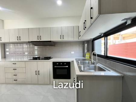 Beautiful new 3 bed 4 bath house with mountain views