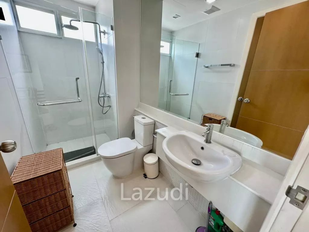 The Seacraze : 2 Bedroom Corner Unit, Fully Rennovated