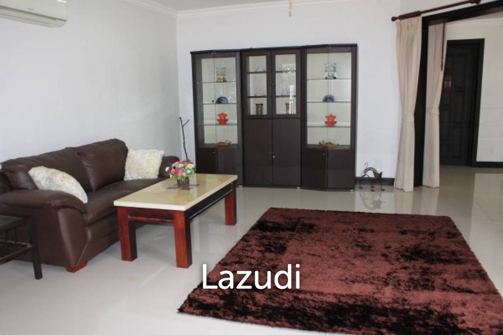 VINEYARDS : 3 or 4 bed 2 storey pool villa close to town and beaches