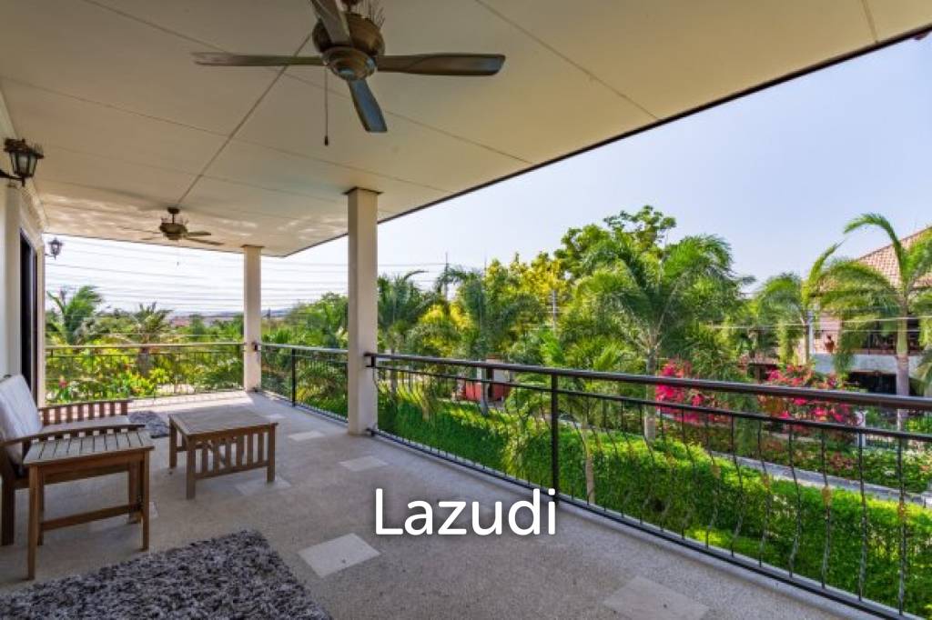 VINEYARDS : 3 or 4 bed 2 storey pool villa close to town and beaches