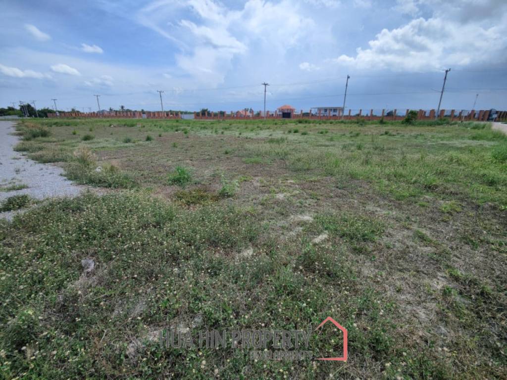 Prime Freehold Land 1-0-30 Rai Next to Main Road in Scenic Hin Lek Fai Near Black Mountain Golf