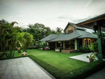 Absolute Beachfront Pool Villa