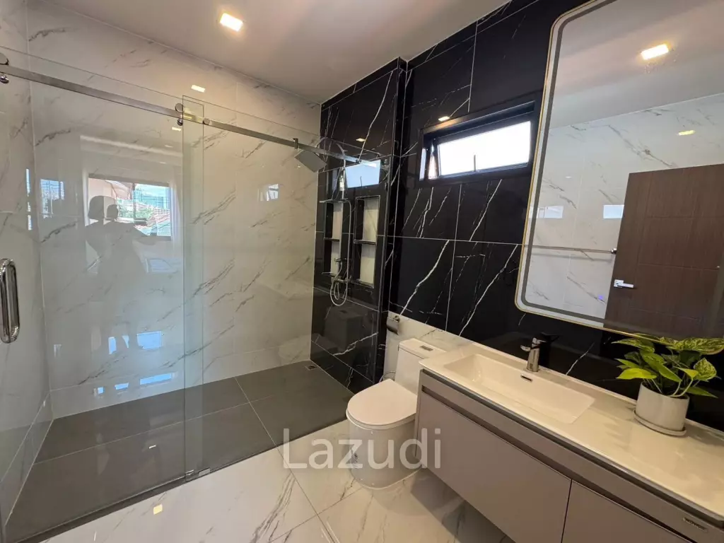 6 Beds 7 Baths 540 SQ.M. Eakmongkol Village 2