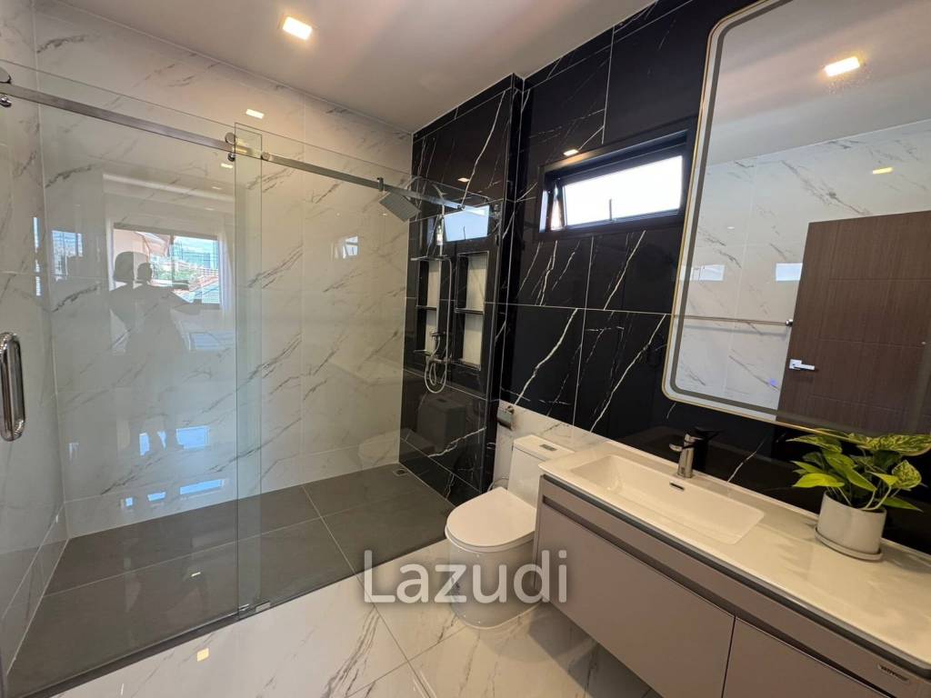 6 Beds 7 Baths 540 SQ.M. Eakmongkol Village 2