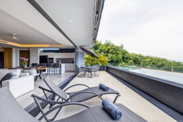 Large Seaview Apartment With Private Pool