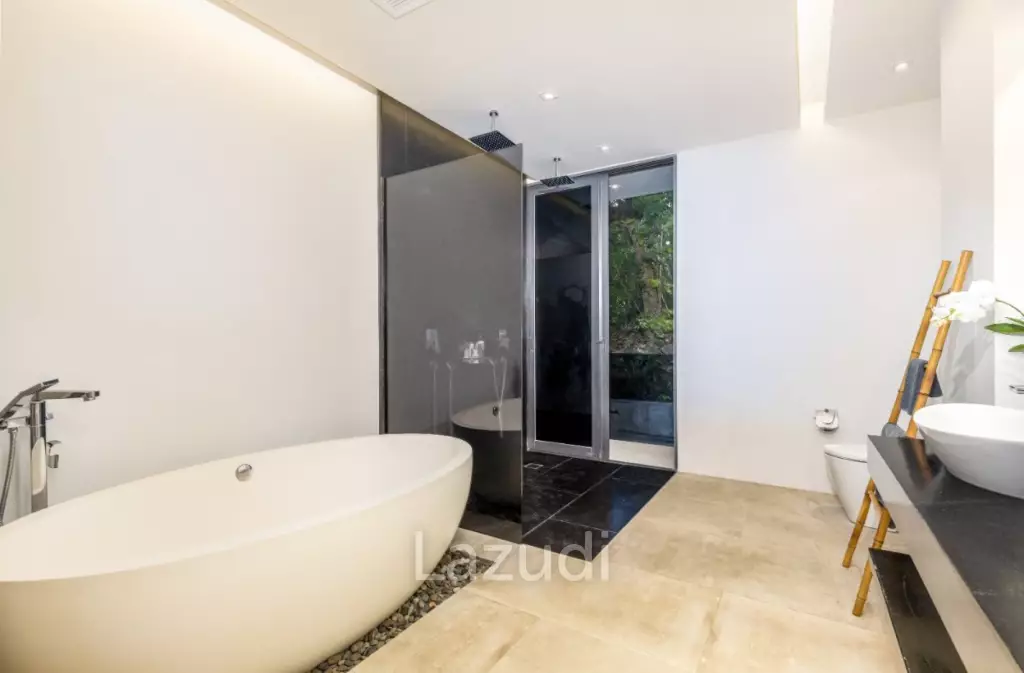 Large Seaview Apartment With Private Pool