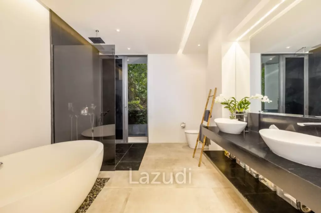 Large Seaview Apartment With Private Pool