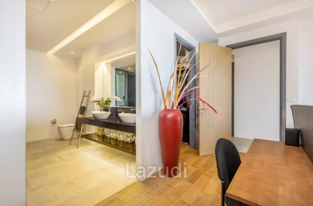 Large Seaview Apartment With Private Pool