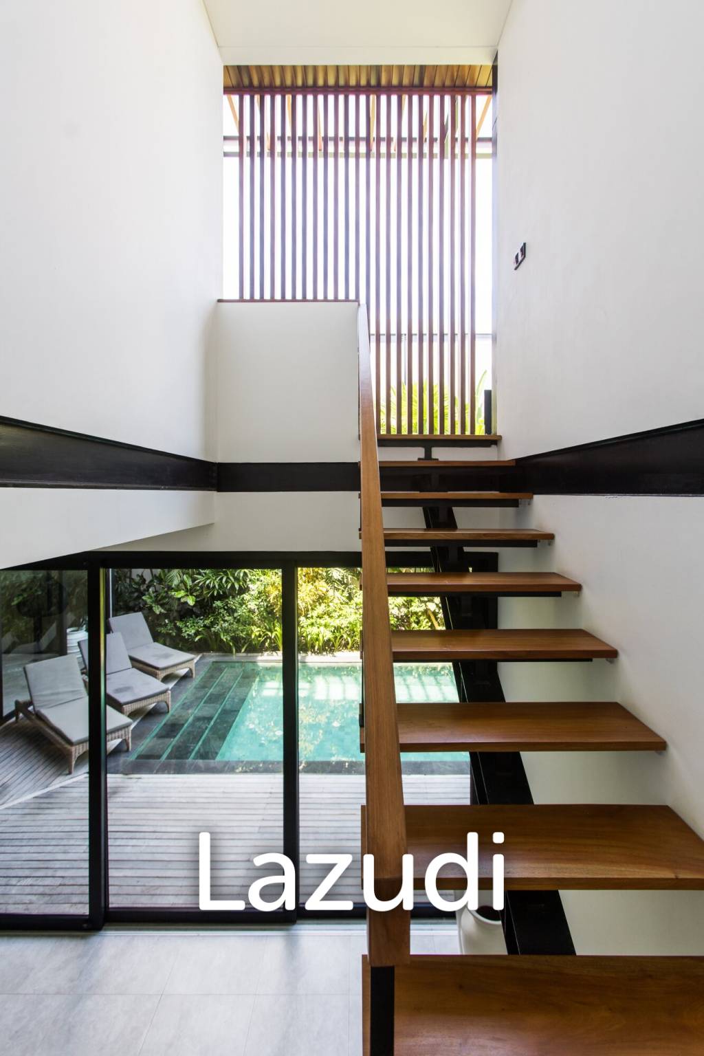 Stunning 5-Bedroom masterpiece 200m from the beach