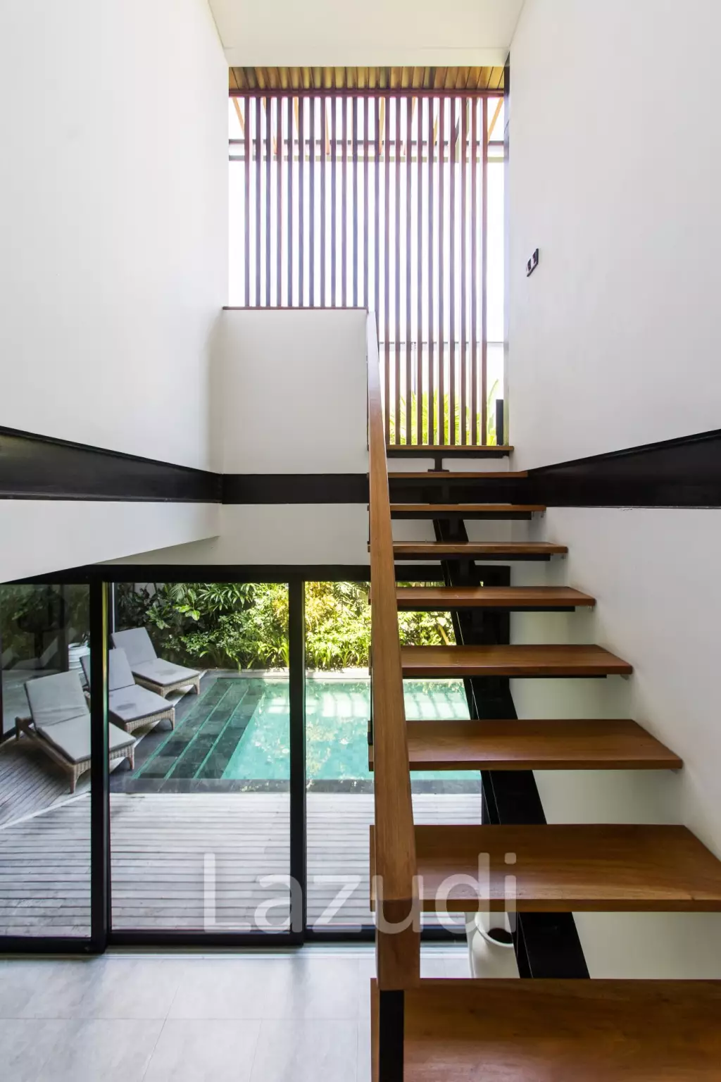 Stunning 5-Bedroom masterpiece 200m from the beach