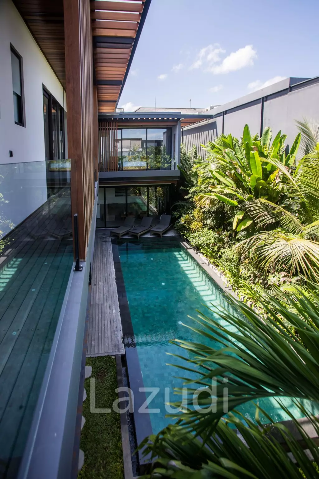 Stunning 5-Bedroom masterpiece 200m from the beach