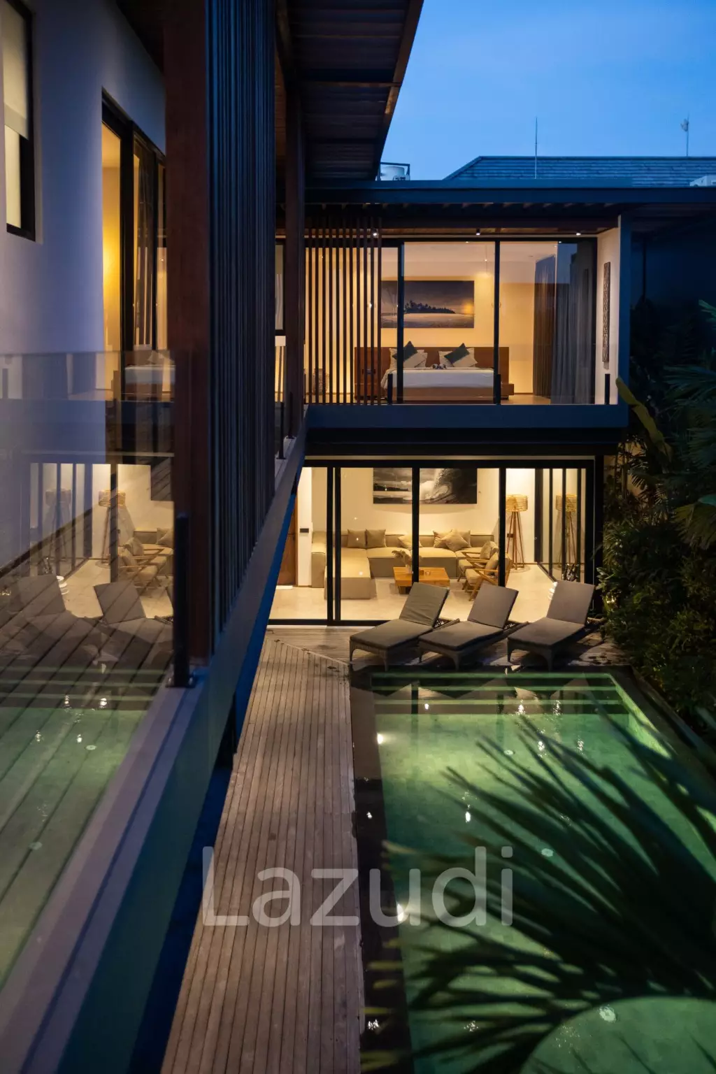 Stunning 5-Bedroom masterpiece 200m from the beach