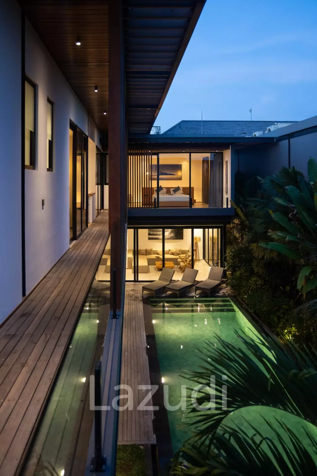 Stunning 5-Bedroom masterpiece 200m from the beach