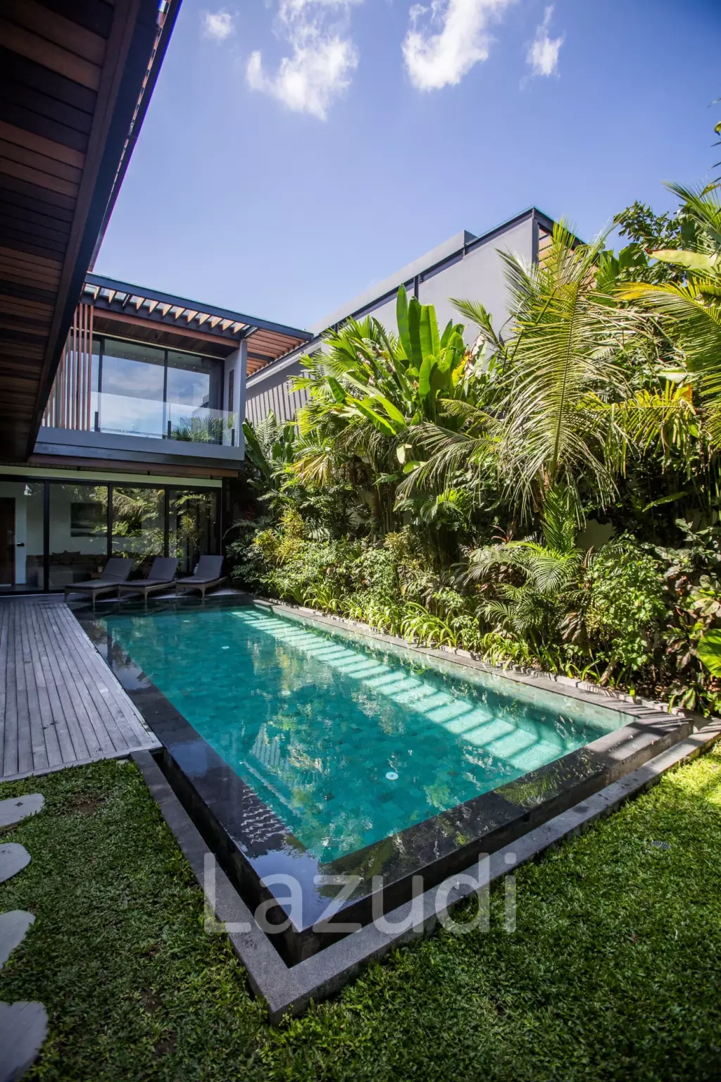 Stunning 5-Bedroom masterpiece 200m from the beach