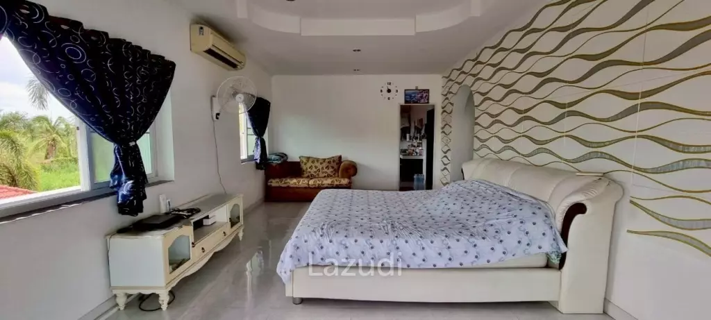 4 Bedrooms 6 Bathrooms Bang Saray House