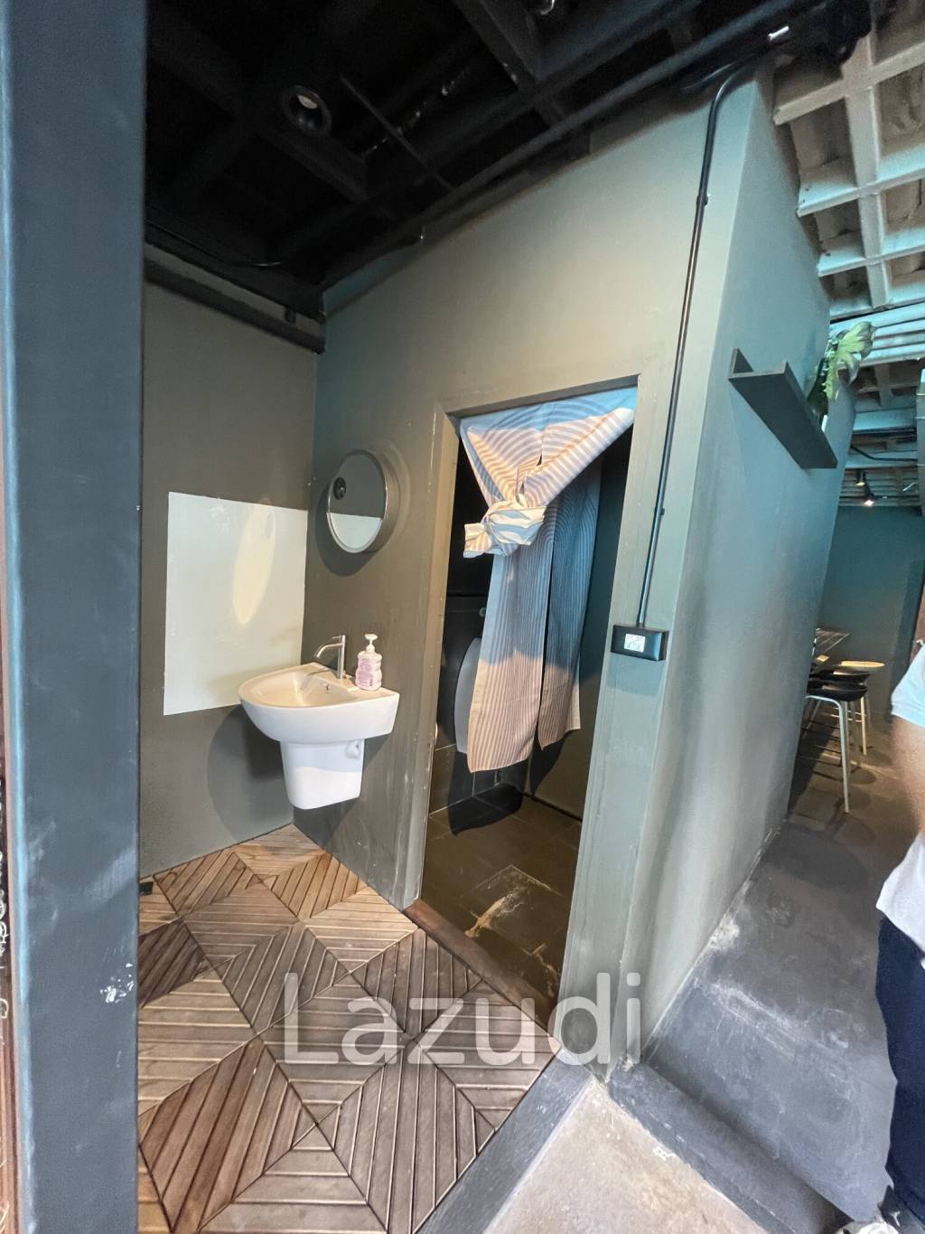 🍸 Cozy Rooftop Restaurant for Rent – Phrom Phong (Opp. EmSphere)