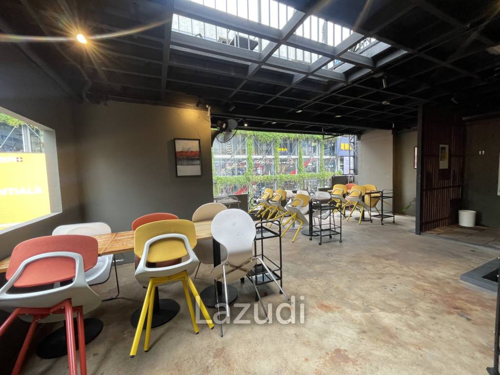 🍸 Cozy Rooftop Restaurant for Rent – Phrom Phong (Opp. EmSphere)