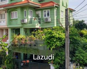 3 Bed 3 Bath Twin House Pattanakarn 38