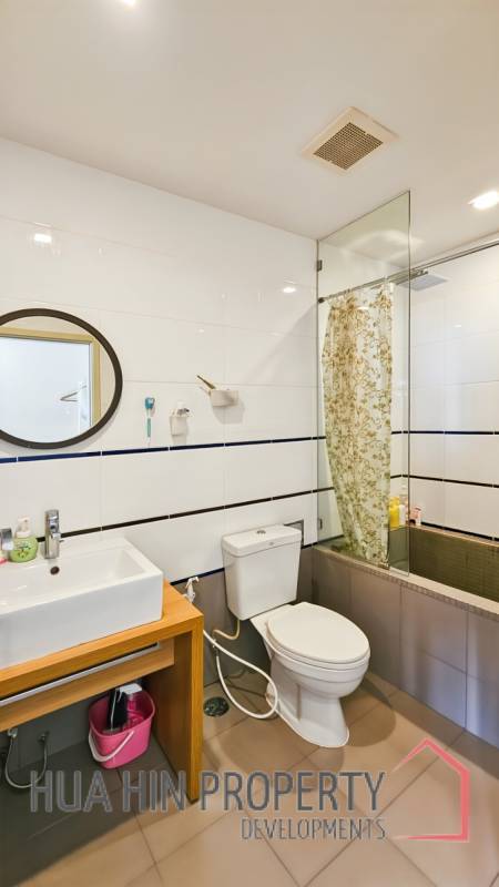Baan San Kraam: Modern 1 Bedroom Condo with Pool View For Sale