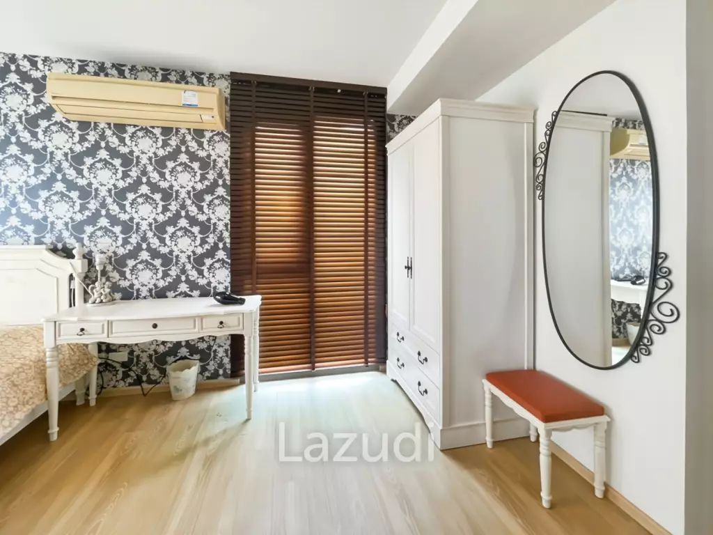 Baan San Kraam: Modern 1 Bedroom Condo with Pool View For Sale