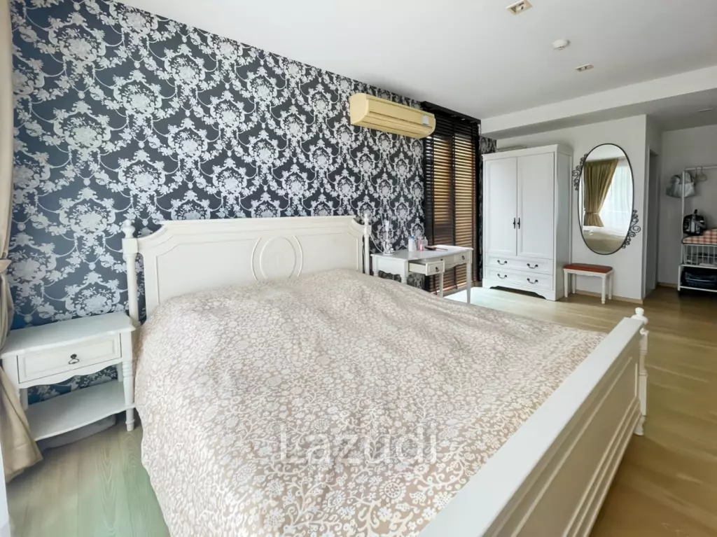 Baan San Kraam: Modern 1 Bedroom Condo with Pool View For Sale