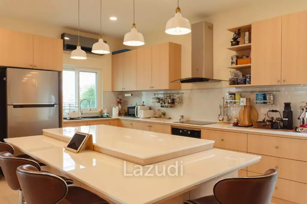 MODA TEMPO : Villa Ultra – Unique styling with Studio/1 bed guest house
