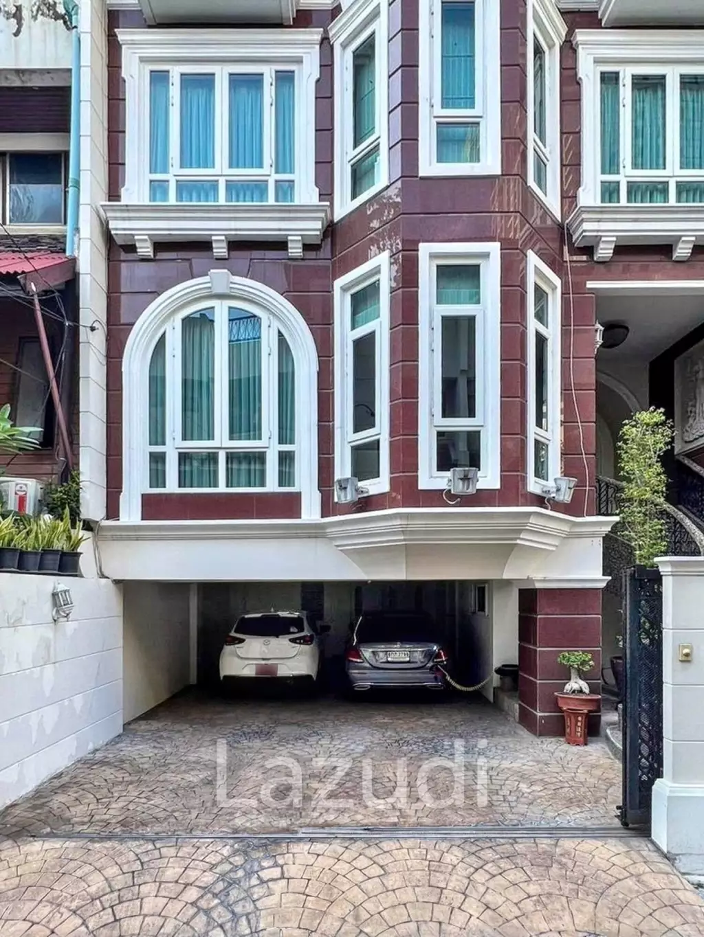 สำนักงานบ้านตกแต่งพร้อมย้าย ซอยคล่องตั้น คลองเตย 5 ชั้น