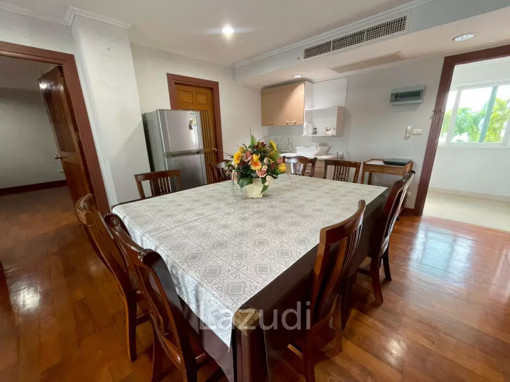 The Beach Palace: Beachfront 3 beds 2 bath condo