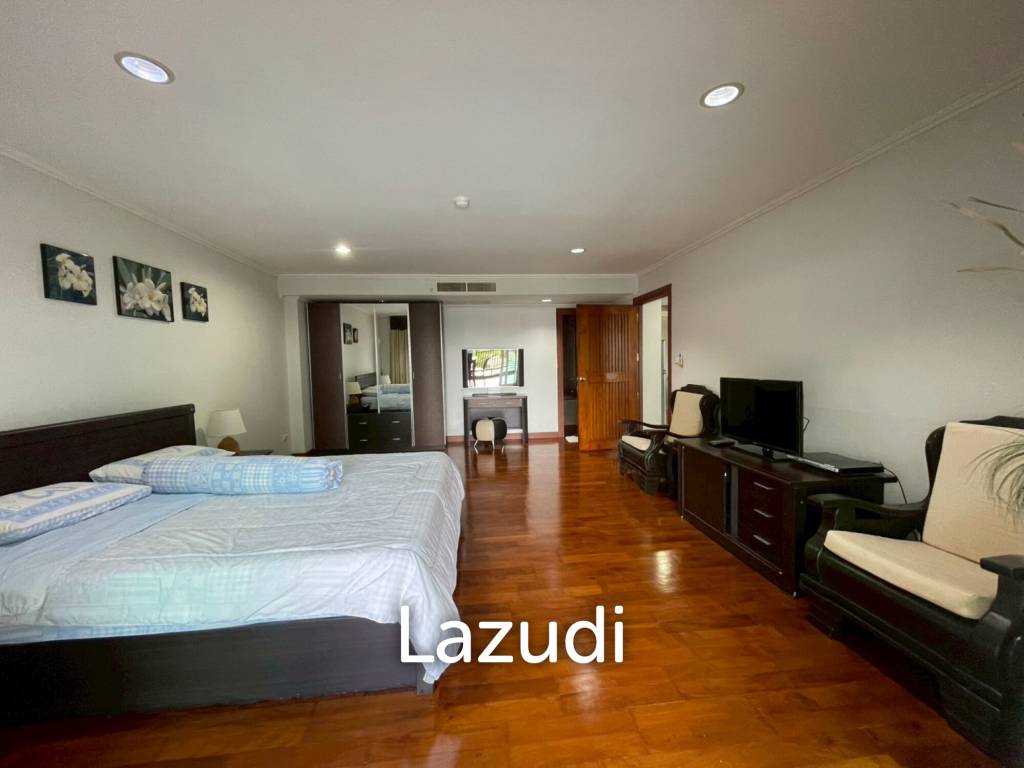 The Beach Palace: Beachfront 3 beds 2 bath condo