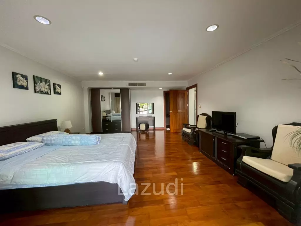 The Beach Palace: Beachfront 3 beds 2 bath condo