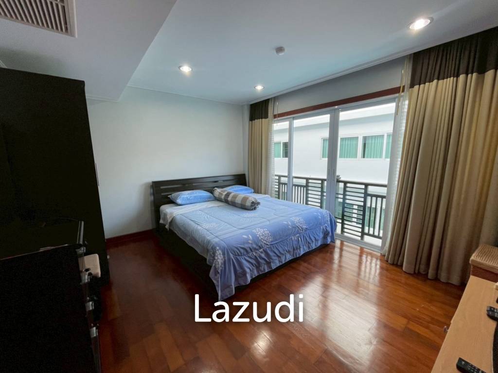 The Beach Palace: Beachfront 3 beds 2 bath condo
