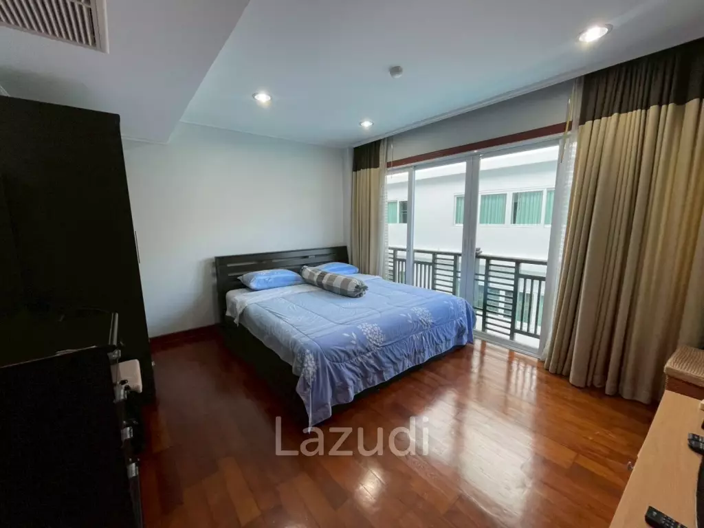 The Beach Palace: Beachfront 3 beds 2 bath condo