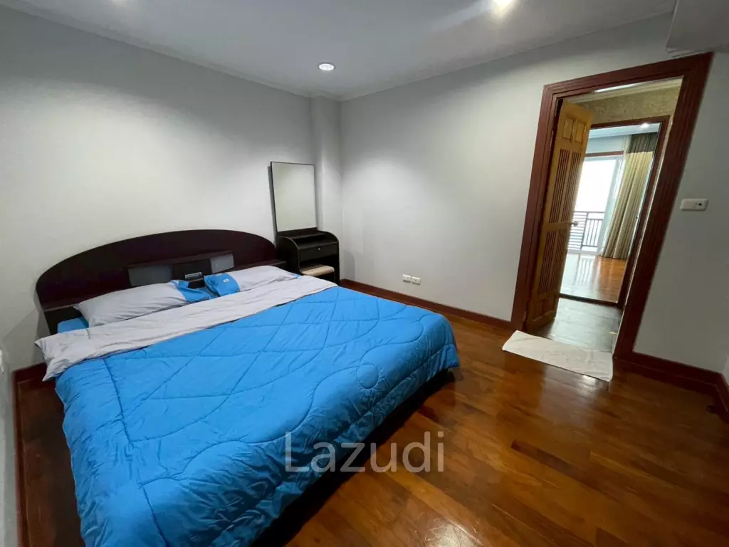 The Beach Palace: Beachfront 3 beds 2 bath condo