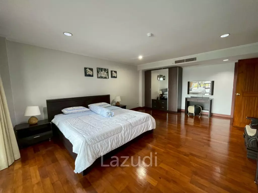 The Beach Palace: Beachfront 3 beds 2 bath condo