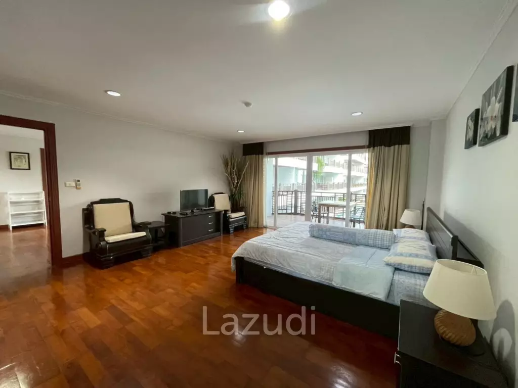 The Beach Palace: Beachfront 3 beds 2 bath condo