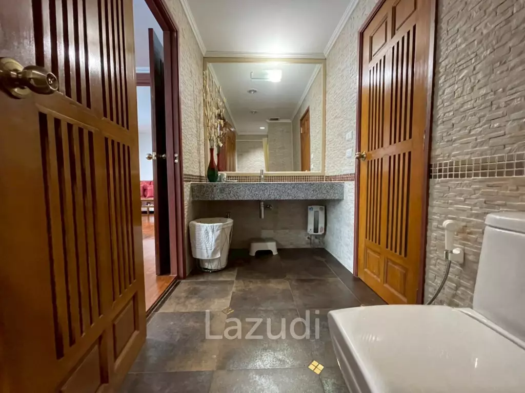 The Beach Palace: Beachfront 3 beds 2 bath condo