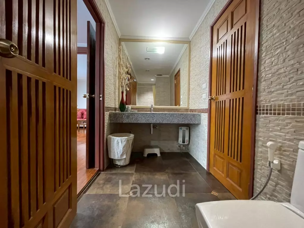 The Beach Palace: Beachfront 3 beds 2 bath condo