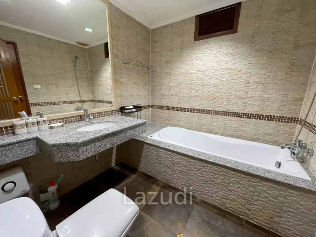 The Beach Palace: Beachfront 3 beds 2 bath condo