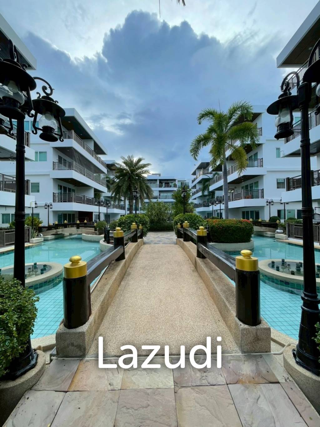 The Beach Palace: Beachfront 3 beds 2 bath condo