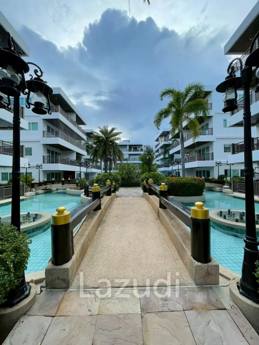 The Beach Palace: Beachfront 3 beds 2 bath condo