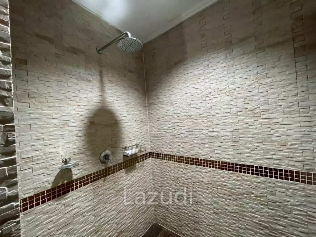 The Beach Palace: Beachfront 3 beds 2 bath condo