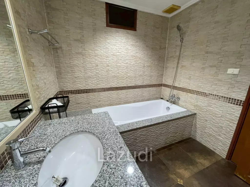 The Beach Palace: Beachfront 3 beds 2 bath condo
