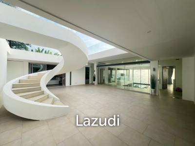 Luxurious 8 bed, 11 bath, Oceanfront Villa in Kata