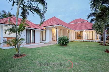 Golf Village: 4-Bedroom Villa with Pool in Hua Hin