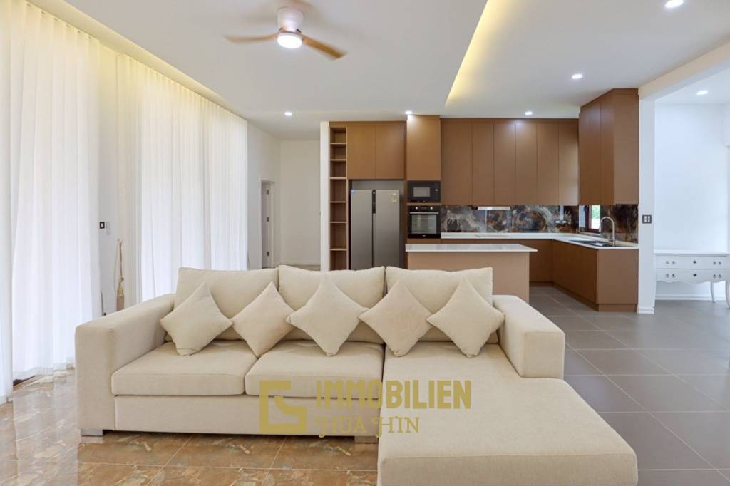 ขายบ้าน 4 ห้องนอนพร้อมสระว่ายน้ำในโครงการกอล์ฟวิลเลจ หัวหิน