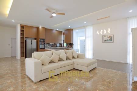 ขายบ้าน 4 ห้องนอนพร้อมสระว่ายน้ำในโครงการกอล์ฟวิลเลจ หัวหิน