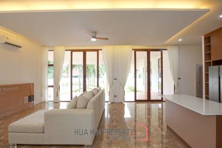 Golf Village: 4-Bedroom Villa with Pool in Hua Hin