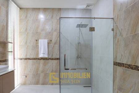 ขายบ้าน 4 ห้องนอนพร้อมสระว่ายน้ำในโครงการกอล์ฟวิลเลจ หัวหิน