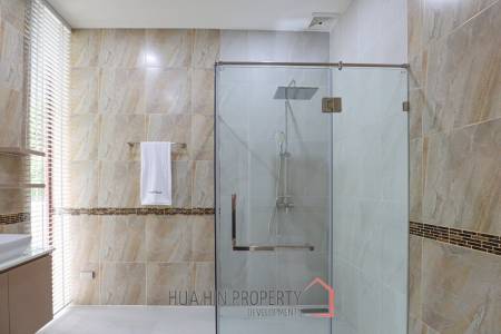Golf Village: 4-Bedroom Villa with Pool in Hua Hin